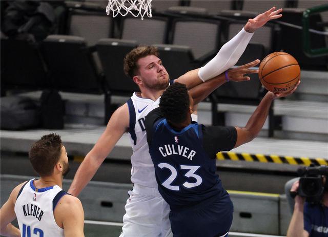 她们在场上 她们在场上