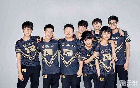 四川女篮拥 四川女篮拥